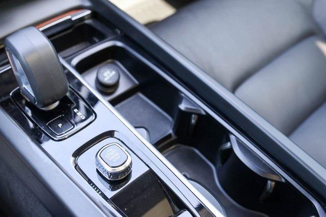 Photo of 2023 Crystal White Metallic Volvo XC60