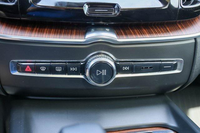 Photo of 2023 Crystal White Metallic Volvo XC60