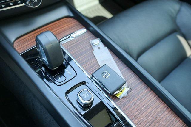 Photo of 2023 Crystal White Metallic Volvo XC60