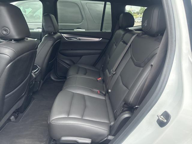 Photo of 2023 Crystal White Tricoat Cadillac XT6