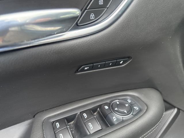 Photo of 2023 Crystal White Tricoat Cadillac XT6