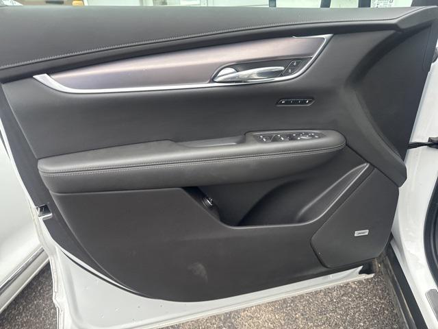 Photo of 2023 Crystal White Tricoat Cadillac XT6