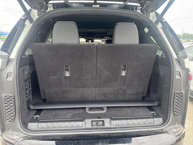 Photo of 2022 White Land Rover Discovery