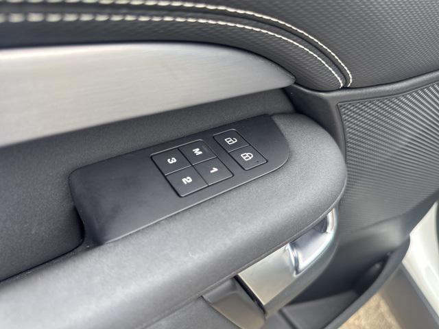 Photo of 2022 White Land Rover Discovery
