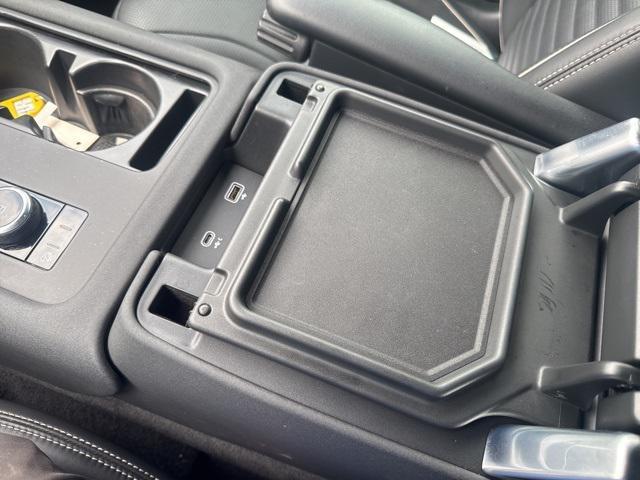 Photo of 2022 White Land Rover Discovery