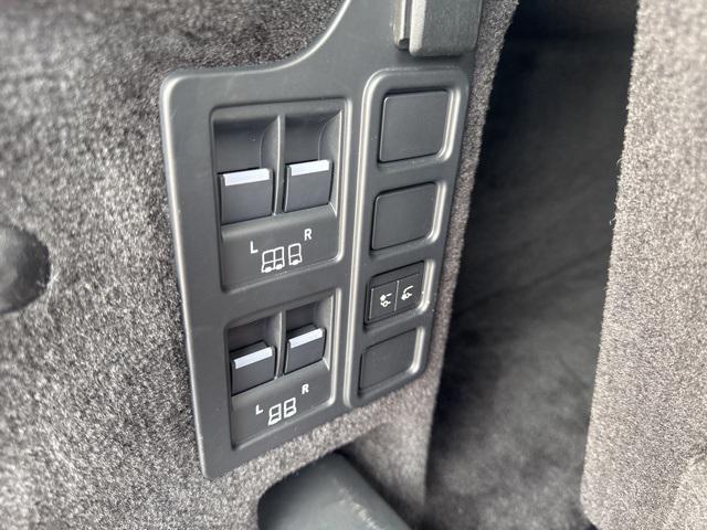 Photo of 2022 White Land Rover Discovery