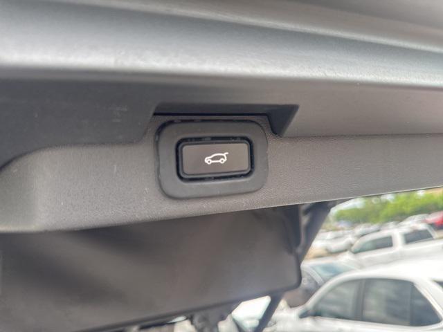 Photo of 2022 White Land Rover Discovery