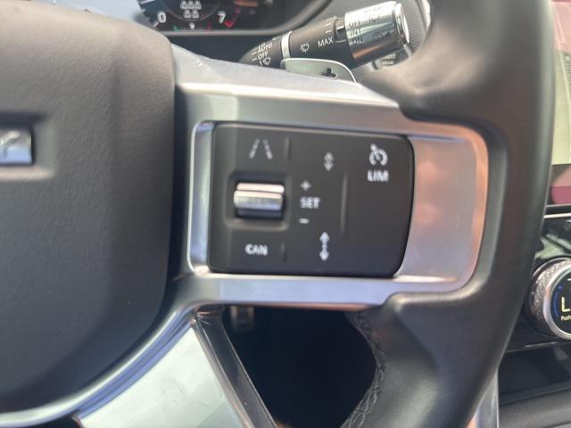 Photo of 2022 White Land Rover Discovery