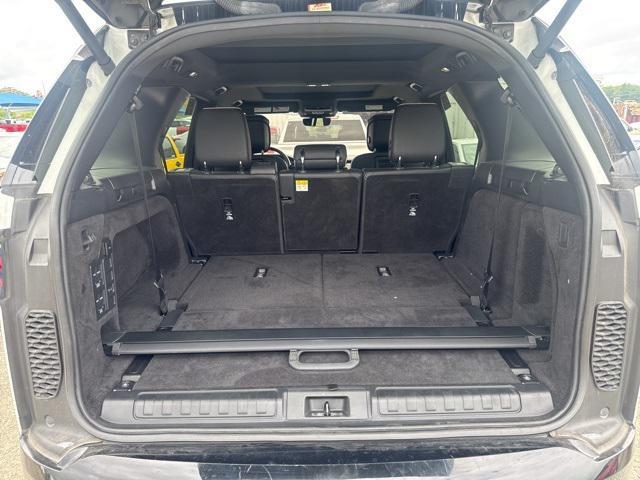 Photo of 2022 White Land Rover Discovery