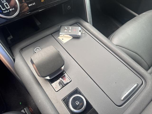 Photo of 2022 White Land Rover Discovery