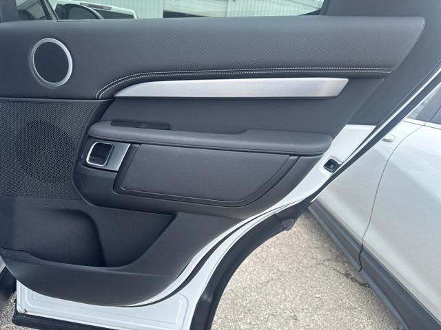 Photo of 2022 White Land Rover Discovery