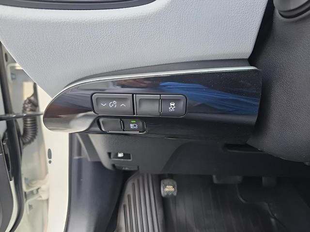 Photo of 2020 Blizzard Pearl Toyota Prius