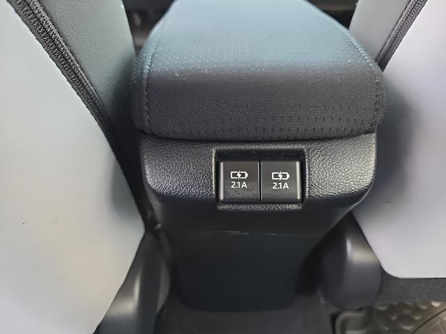 Photo of 2020 Blizzard Pearl Toyota Prius