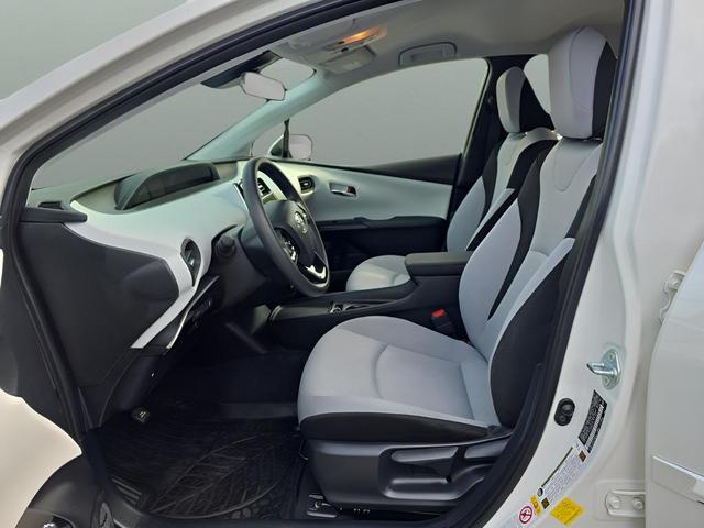 Photo of 2020 Blizzard Pearl Toyota Prius