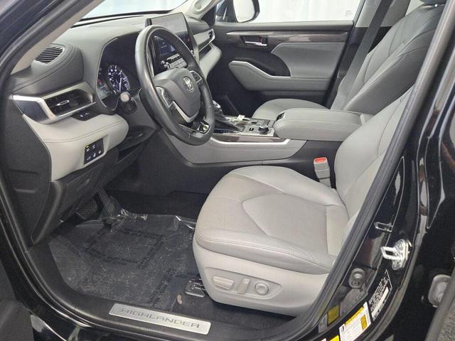 Photo of 2022 Black Toyota Highlander
