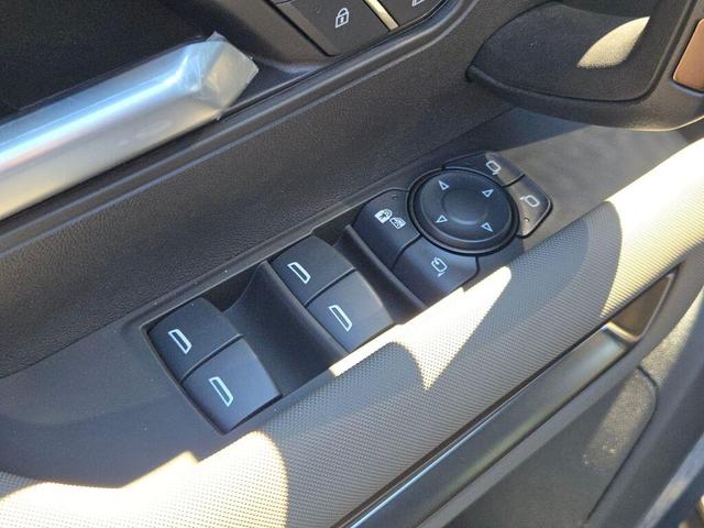 Photo of 2025 Interstellar White GMC HUMMER EV SUV