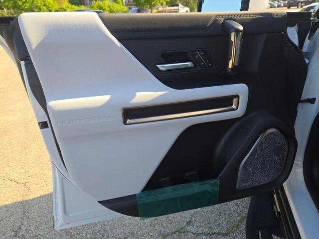 Photo of 2025 Interstellar White GMC HUMMER EV Pickup