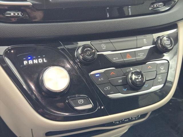 Photo of 2023 Brilliant Black Crystal Pearlcoat Chrysler Voyager