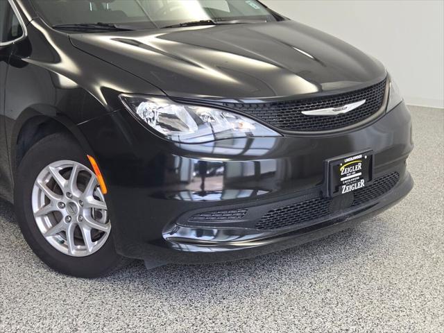 Photo of 2023 Brilliant Black Crystal Pearlcoat Chrysler Voyager