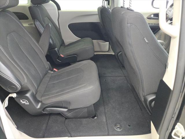 Photo of 2023 Brilliant Black Crystal Pearlcoat Chrysler Voyager