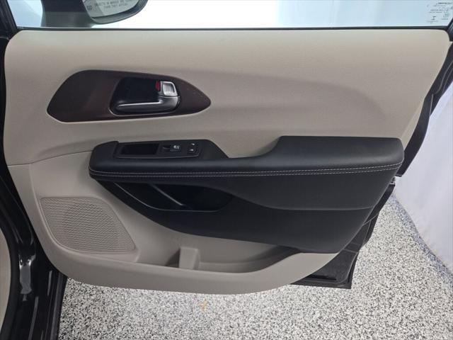 Photo of 2023 Brilliant Black Crystal Pearlcoat Chrysler Voyager