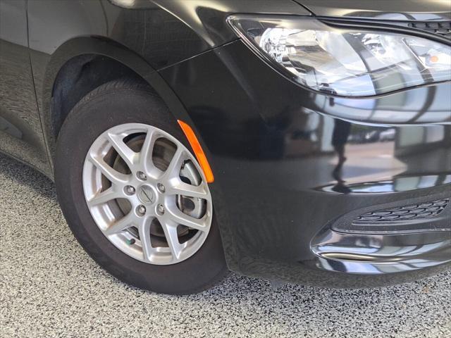 Photo of 2023 Brilliant Black Crystal Pearlcoat Chrysler Voyager