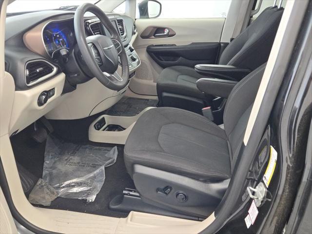 Photo of 2023 Brilliant Black Crystal Pearlcoat Chrysler Voyager