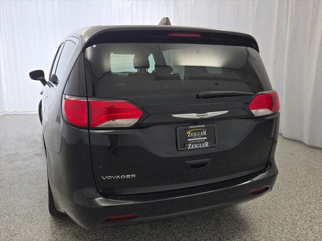 Photo of 2023 Brilliant Black Crystal Pearlcoat Chrysler Voyager