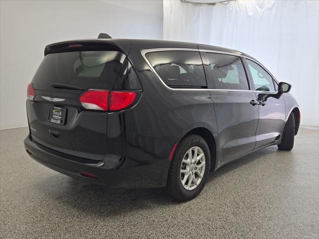 Photo of 2023 Brilliant Black Crystal Pearlcoat Chrysler Voyager