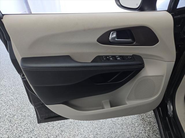 Photo of 2023 Brilliant Black Crystal Pearlcoat Chrysler Voyager