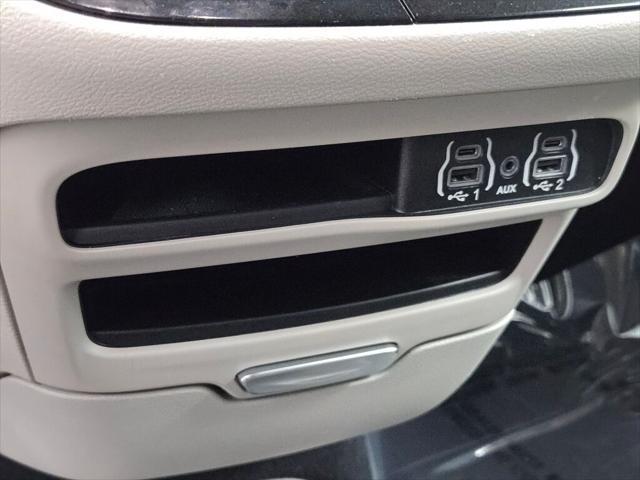 Photo of 2023 Brilliant Black Crystal Pearlcoat Chrysler Voyager
