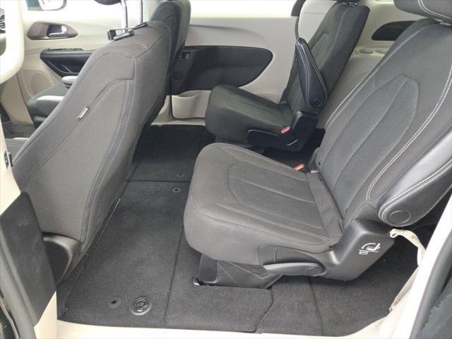 Photo of 2023 Brilliant Black Crystal Pearlcoat Chrysler Voyager