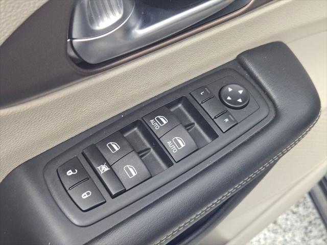Photo of 2023 Brilliant Black Crystal Pearlcoat Chrysler Voyager