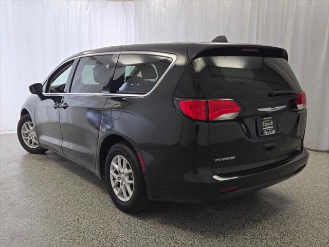 Photo of 2023 Brilliant Black Crystal Pearlcoat Chrysler Voyager