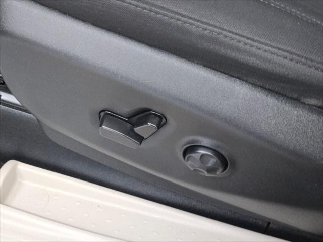 Photo of 2023 Brilliant Black Crystal Pearlcoat Chrysler Voyager