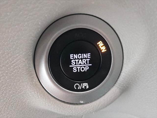 Photo of 2023 Brilliant Black Crystal Pearlcoat Chrysler Voyager