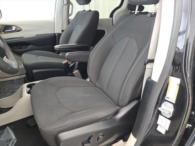 Photo of 2023 Brilliant Black Crystal Pearlcoat Chrysler Voyager