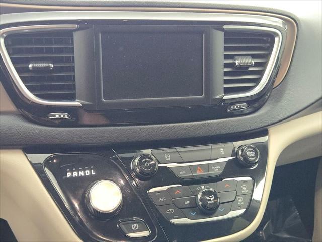 Photo of 2023 Brilliant Black Crystal Pearlcoat Chrysler Voyager