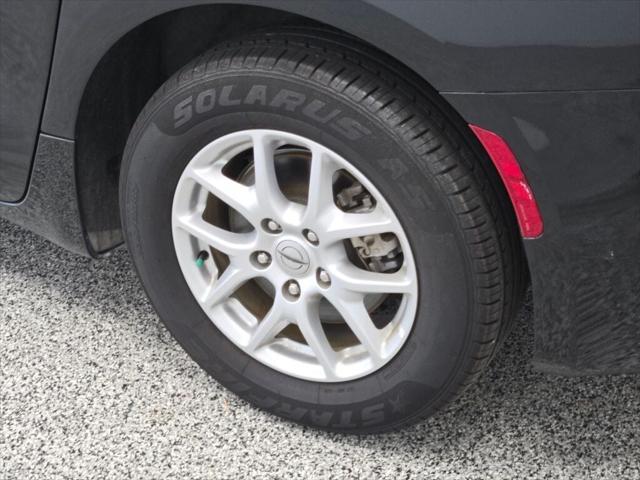Photo of 2023 Brilliant Black Crystal Pearlcoat Chrysler Voyager