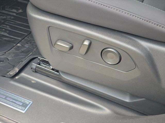 Photo of 2025 Interstellar White GMC HUMMER EV Pickup