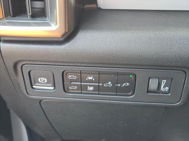 Photo of 2025 Interstellar White GMC HUMMER EV Pickup