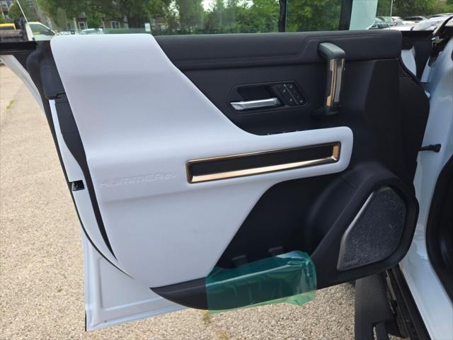 Photo of 2025 Interstellar White GMC HUMMER EV Pickup