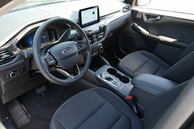 Photo of 2025 Carbonized Gray Metallic Ford Escape