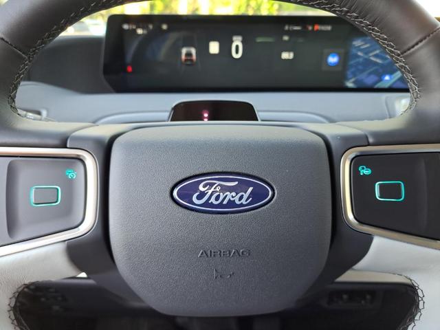 Photo of 2025 Agate Black Metallic Ford Expedition