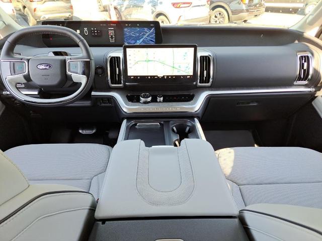 Photo of 2025 Agate Black Metallic Ford Expedition