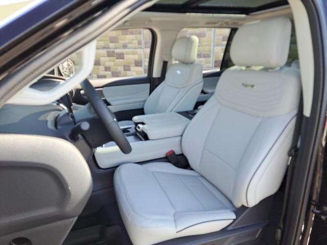 Photo of 2025 Agate Black Metallic Ford Expedition