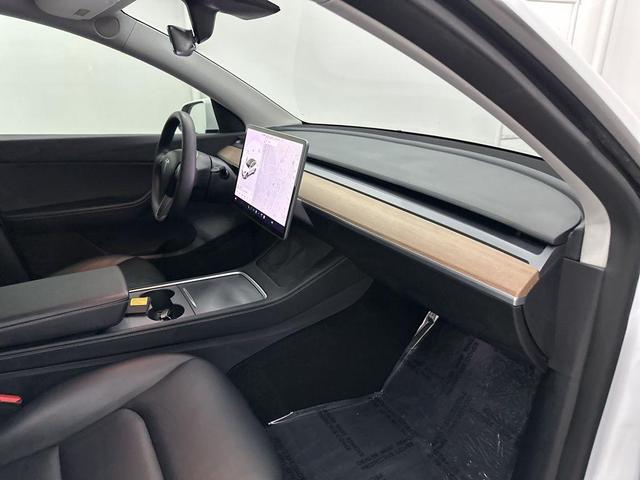 Photo of 2021 White Tesla Model Y