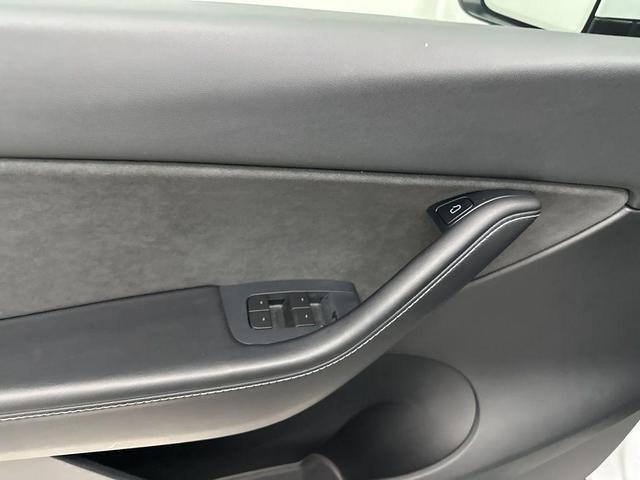 Photo of 2021 White Tesla Model Y