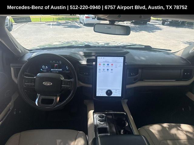 Photo of 2023 Star White Ford Expedition