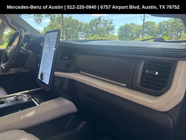 Photo of 2023 Star White Ford Expedition